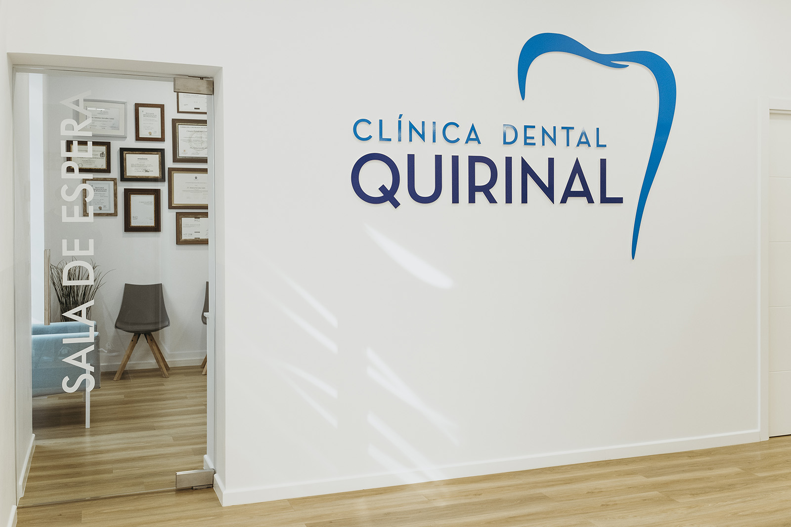 Clínica Dental Quirinal, Avilés, entrada Sala de espera